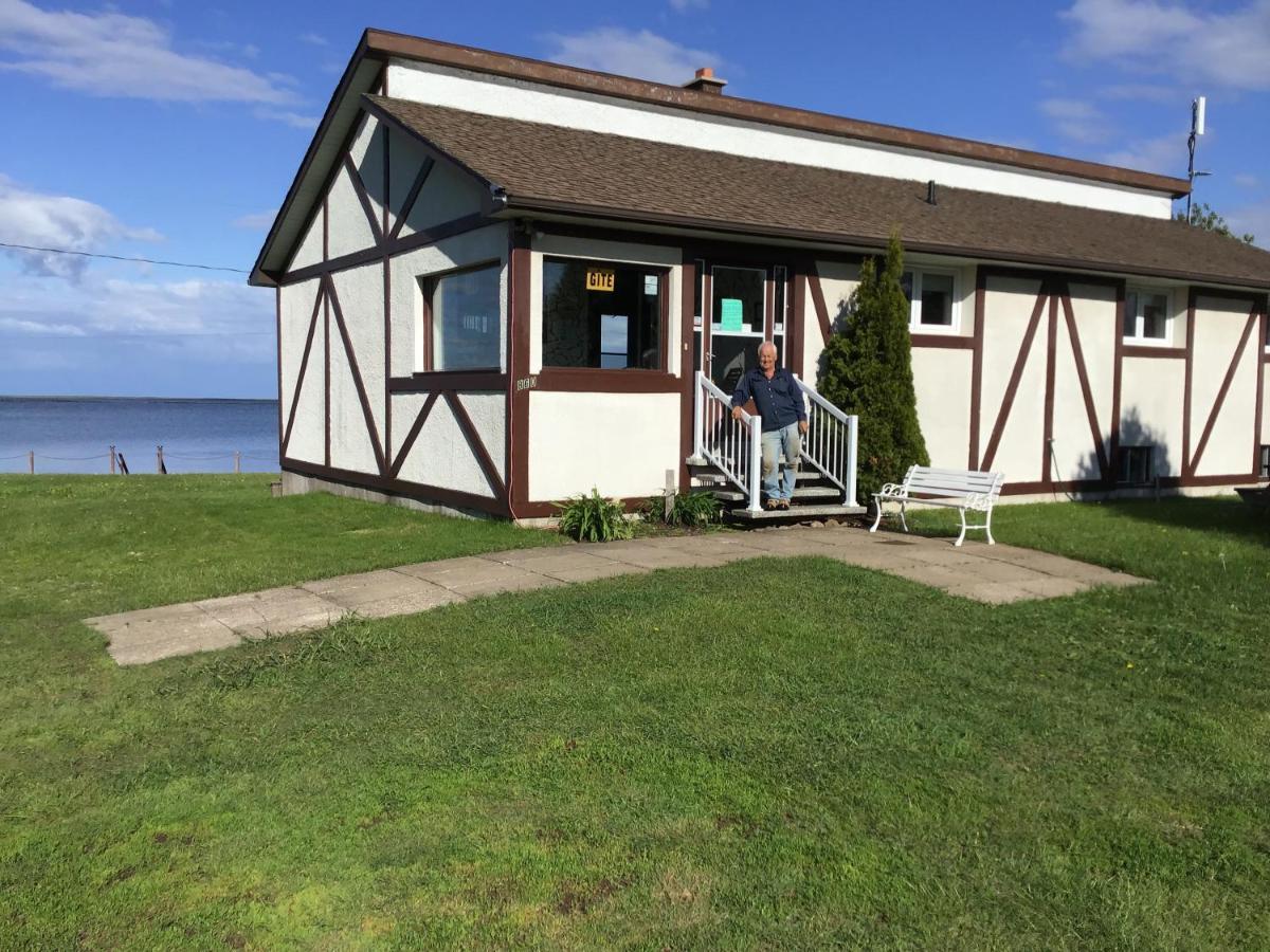Au Bord De La Baie Bouctouche